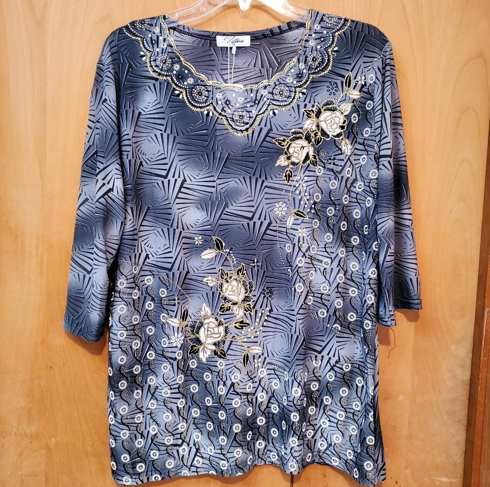 🟦 NWT Victoria Collection 3/4 slv. Glitter Flower Top